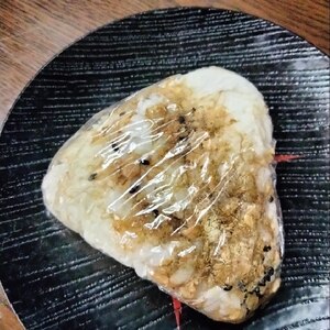 鮭フレークととろろ昆布と黒ごまのおにぎり